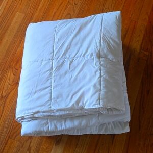 White/light wight Full comforter